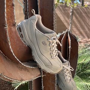 Skechers D’Lites Tan Size 8 fits like a 7 not 8 so so cute tho